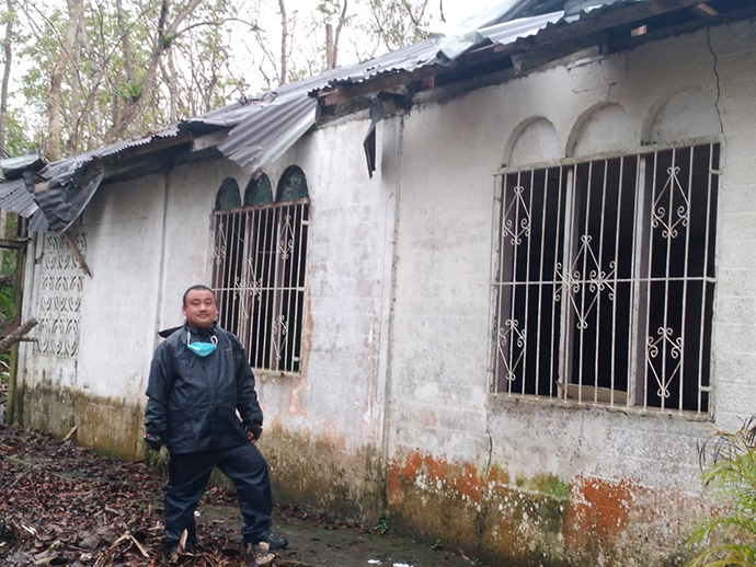 Le révérend Apriniel Salmon observe les dégâts causés par le typhon Odette à l’église Méthodiste Unie de Sagbayan à Bohol, aux Philippines. Le révérend Salmon a pris un bateau depuis Cebu pour livrer de la nourriture et faire des dons en espèces pour les réparations de l’église. Photo du révérend Apriniel Salmon avec son aimable autorisation. 
