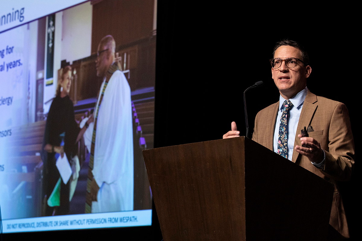 Andy Hendren se dirige a la sesión informativa previa a la Conferencia General de 2020 en Nashville, Tennessee. Hendren es el director ejecutivo de la agencia de Beneficios, Pensiones e Inversiones Wespath luego de la jubilación de Barbara Boigegrain, es directora directora. Foto de archivo de Kathleen Barry, Noticias, MU. 