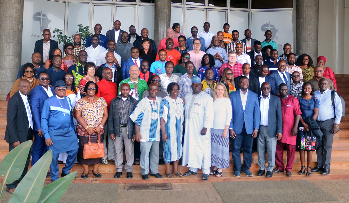 Des membres de l'Initiative pour l'Afrique, des Évêques Méthodistes Unis et des invités posent pour une photo pendant le Sommet de prière et de leadership du groupe de plaidoyer, qui s'est tenu du 13 au 18 mai à Nairobi, au Kenya. Le thème du rassemblement était "Envisager le prochain méthodisme en Afrique". Photo par E Julu Swen, UM News. 