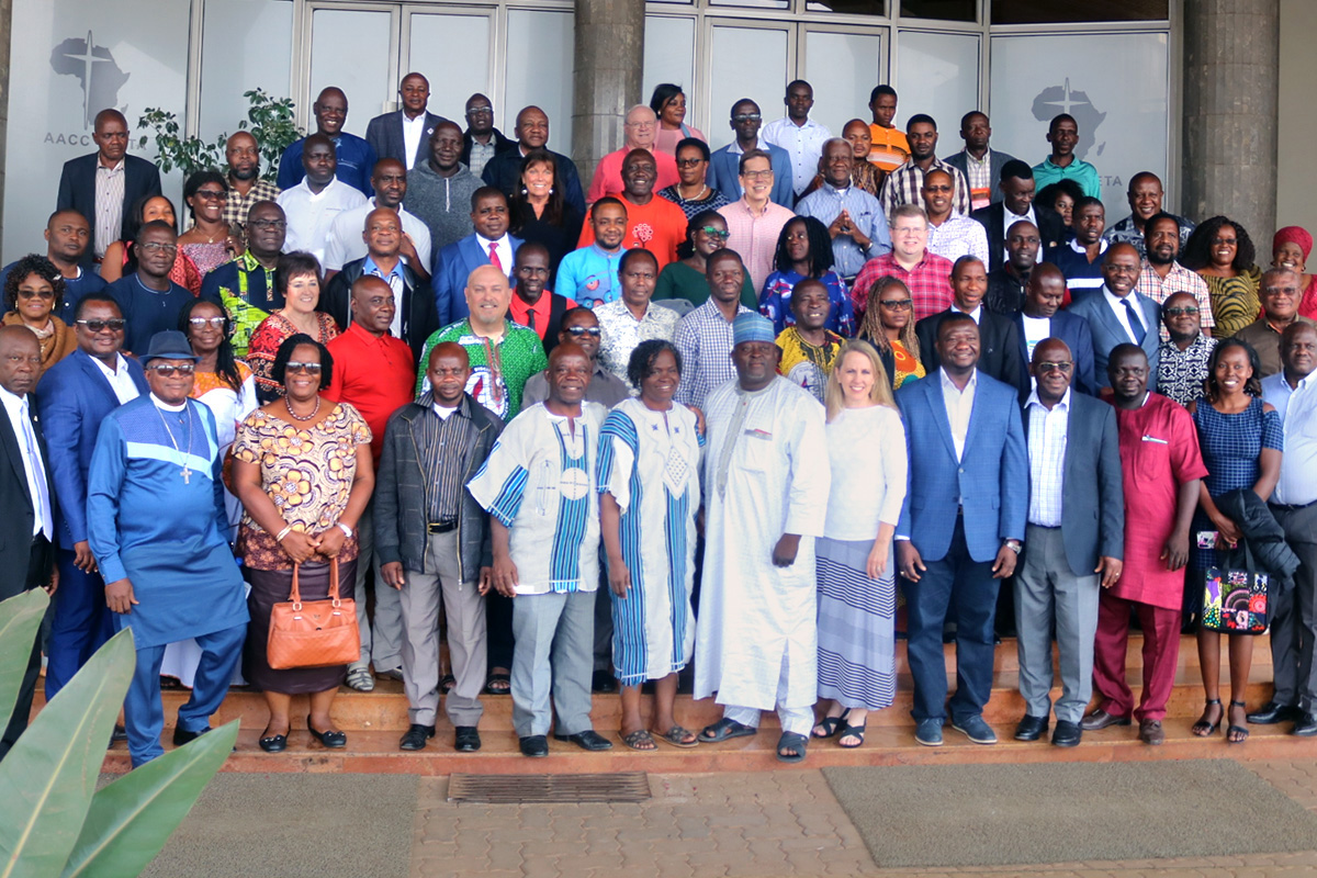 Des membres de l'Initiative pour l'Afrique, des Évêques Méthodistes Unis et des invités posent pour une photo pendant le Sommet de prière et de leadership du groupe de plaidoyer, qui s'est tenu du 13 au 18 mai à Nairobi, au Kenya. Le thème du rassemblement était "Envisager le prochain méthodisme en Afrique". Photo par E Julu Swen, UM News. 