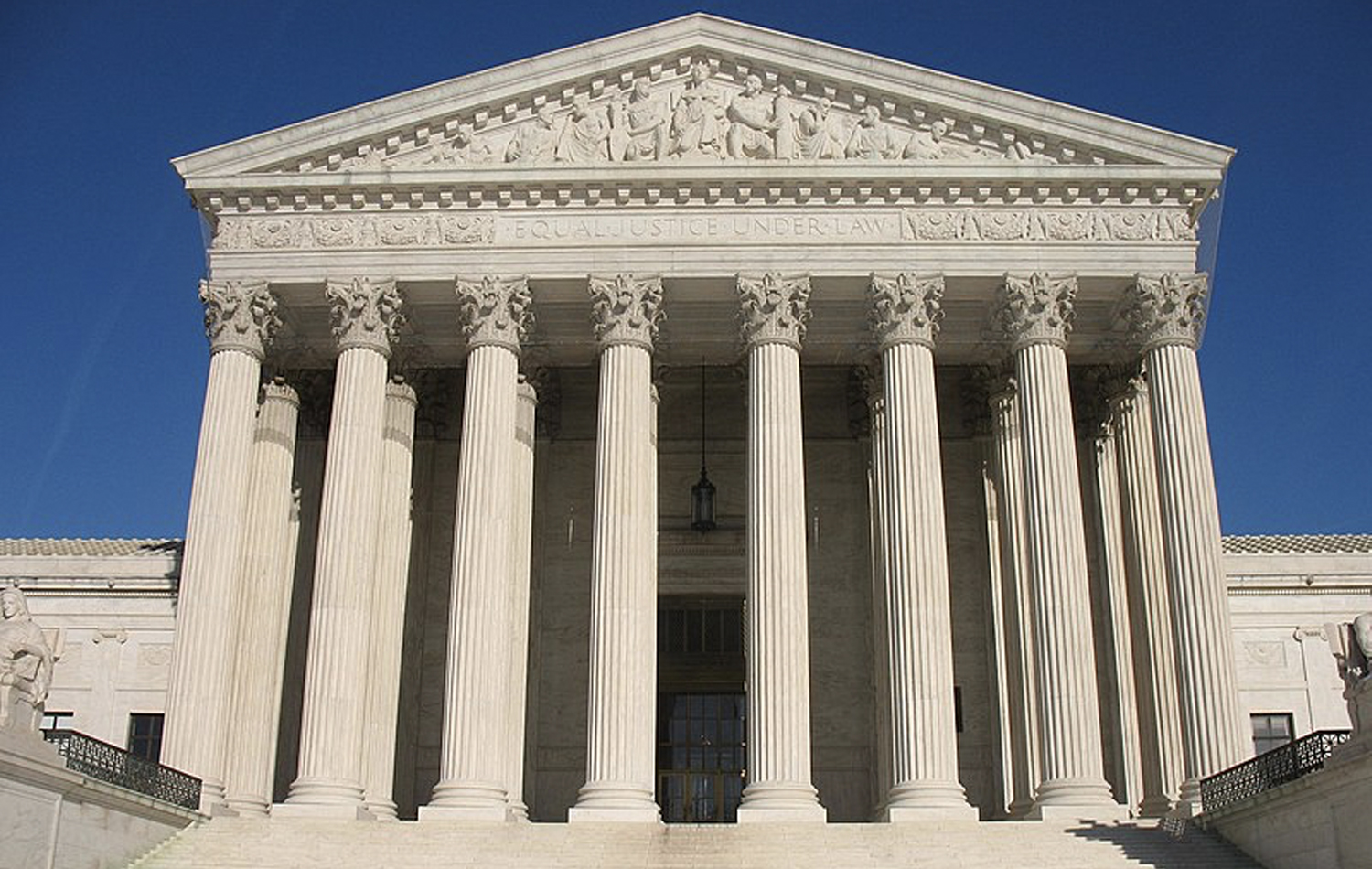 Para la organización de mujeres, la decisión de la Corte plantea muchas incertidumbres y podría afectar no solo el clima, sino la capacidad del gobierno para hacer cumplir las leyes relacionadas con la salud pública, los derechos de los/as trabajadores/as, el aire y agua limpios, y mucho más. La decisión podría resultar en una reducción de los fondos para la transición nacional de energía limpia. Foto cortesía de Wikimedia Commons.