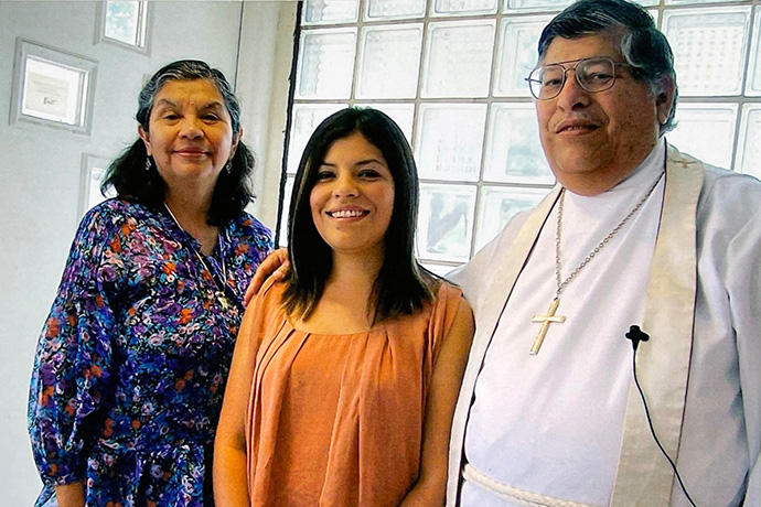 The Rev. Roberto Gómez and his wife, Juanita, flank their daughter Amy. Photo courtesy of the Gómez family.