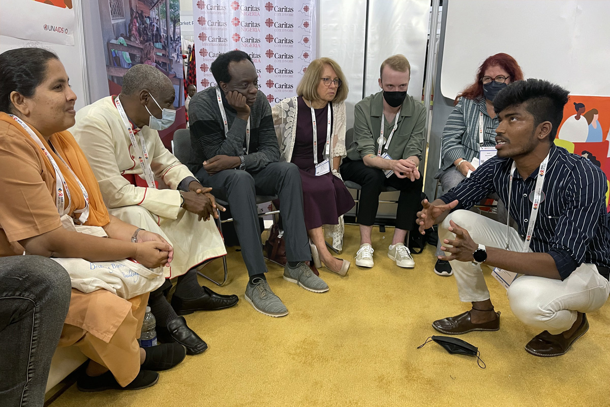 Líderes religiosos de todo o mundo discutem questões de HIV enfrentadas pelos jovens na 24ª Conferência Internacional de AIDS, de 29 de julho a 2 de agosto em Montréal. Na foto (da esquerda) Sr. Crina Cardozo, Human Touch, Goa; O Rev. Canon Gideon Byamugisha, sacerdote anglicano em Uganda; Gibstar Makangila, diretor executivo, Circle of Hope, Zâmbia; Dra. Susan Hillis, consultora técnica sênior, Iniciativas de Fé e Comunidades, Escritório do Embaixador Global da AIDS e Diplomacia em Saúde; Gareth Jones, consultor do Programa Jovem, UNAIDS; Suki Beavers, diretora de Igualdade e Direitos para Todos, UNAIDS; e um homem não identificado. Foto de Don Messer.