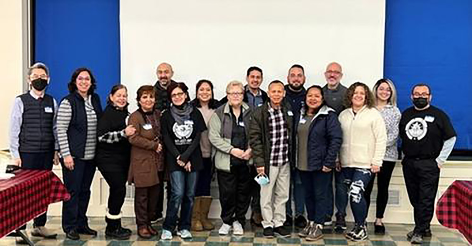 Este nutrido grupo de pastores/as locales hispano-latinos/as están listos/as para dar los próximos pasos para obtener la licencia ministerial, a través de un programa impartido en español por el Seminario Evangélico de Teología Garret. Foto cortesía de la Conferencia Anual del Norte de Illinois. 
