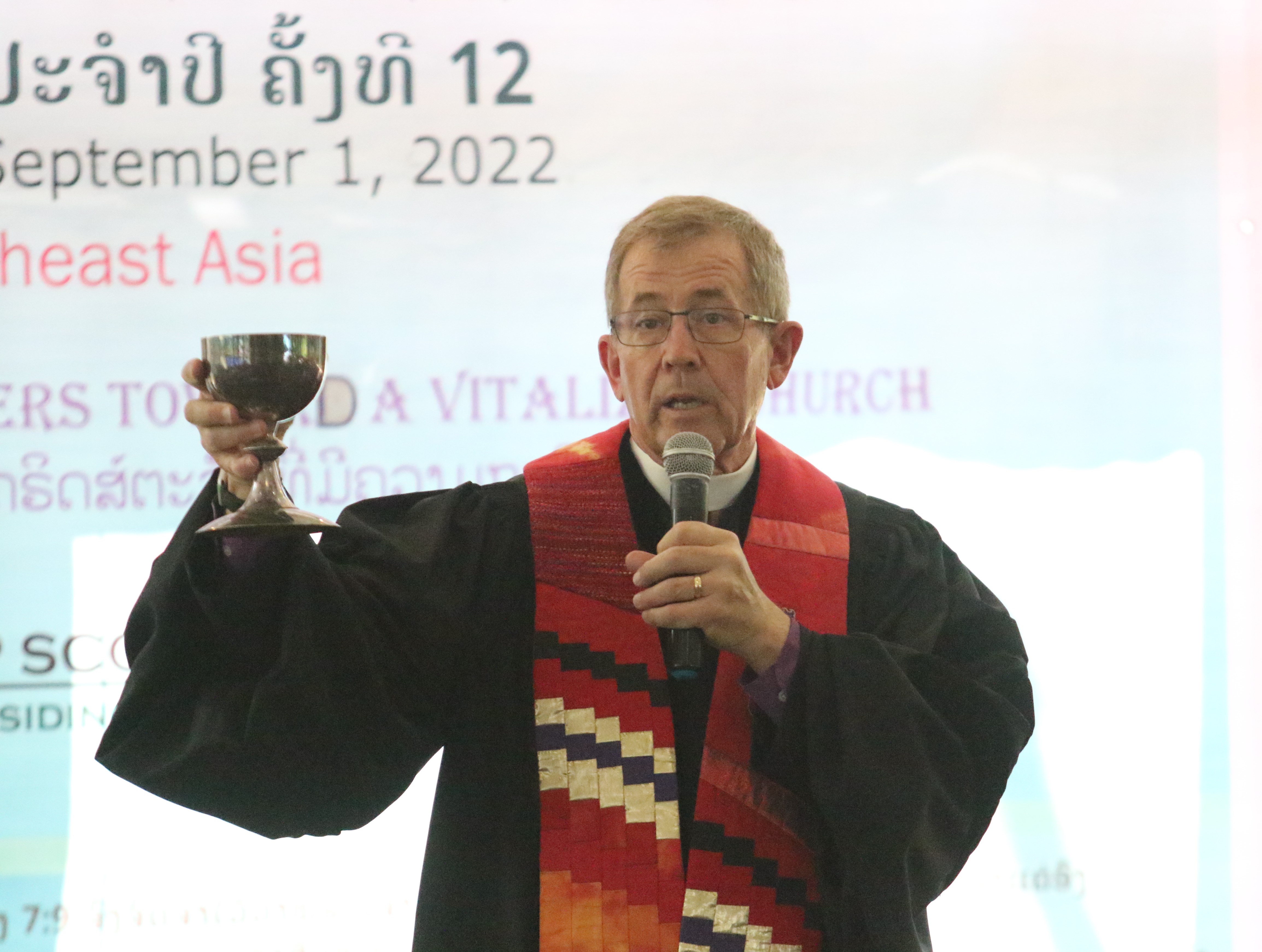 CJ 감독이 2022년 9월 1일 라오스 비엔티안에서 열린 제12회 라오스 LSCM 연차대회에서 성찬식을 집례하고 있다. 사진, 김응선 목사, 연합감리교뉴스.