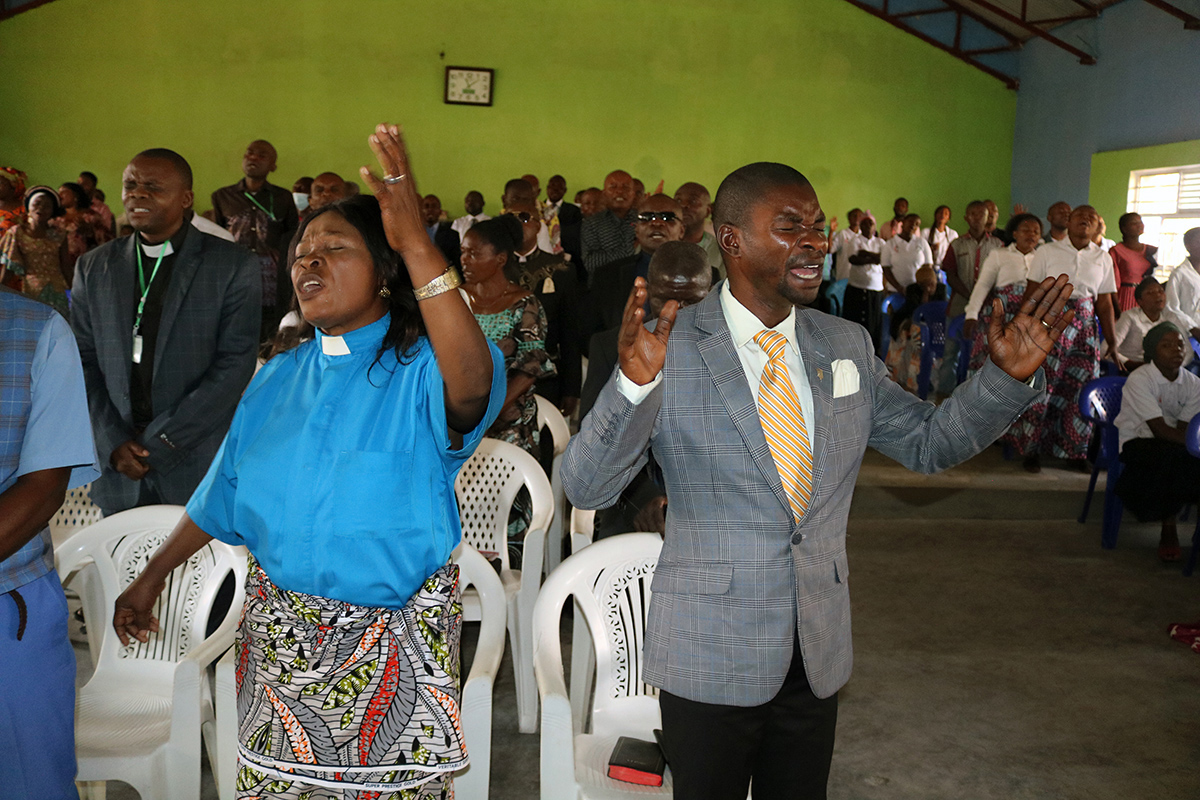 Des Méthodistes Unis prient pour la paix dans l’Est de la République Démocratique du Congo lors d’un culte de la Journée Nationale de Prière à Goma, au Congo, en 2022. Les leaders de l’Église appellent à des efforts pour rétablir la paix dans le Nord-Kivu et en Ituri après l’attaque du 15 janvier contre une église pentecôtiste qui a fait 17 morts et 20 blessés. Photo d’archive de Philippe Kituka Lolonga, UM News.