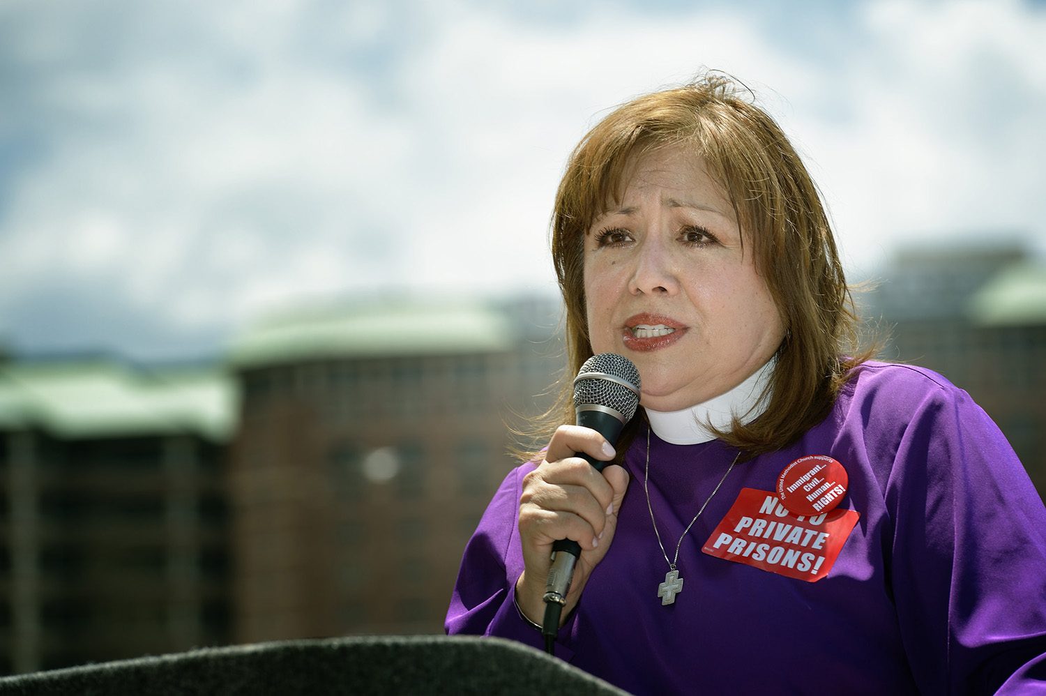 A bispa Minerva Carcaño, a primeira mulher hispano-latina eleita como líder episcopal na Igreja Metodista Unida, é reconhecida dentro e fora da denominação como uma das líderes mais relevantes em favor da justiça social e da defesa dos direitos humanos dos imigrantes. A sua suspensão, devido ao processo disciplinar que enfrenta, estendeu-se para além do que é legal, criando um impacto negativo nos ministérios da Igreja que defendem os direitos das minorias, segundo vários "caucus" numa carta dirigida ao Colégio Episcopal da Jurisdição Ocidental. Na foto de arquivo, o Bispo Carcaño fala em um comício contra as prisões privadas durante a Conferência Geral Metodista Unida de 2012 em Tampa, Flórida. Foto de Paul Jeffrey, Notícias MU.