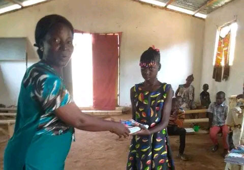 Sophie Dockpa qui est l’une des évangélistes de l’Église Méthodiste Unie John Wesley lors de la cérémonie de remise de l’assistance des fidèles aux orphelins. L’Église Méthodiste Unie John Wesley encadre et paie les frais de scolarité des orphelins. Photo Chancelvye Petula, UM News.