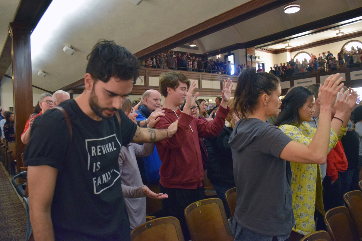 Personas asistentes al Auditorio Hughes Memorial. Foto de Cathy Bruce, Conferencia Anual de Kentucky.