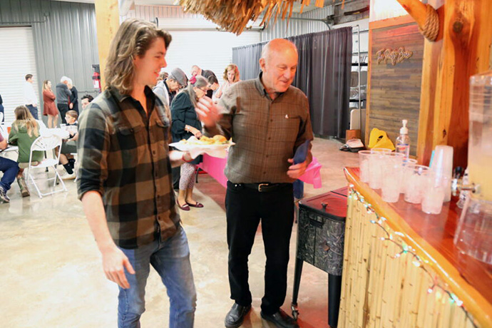 Personas asistentes a la primera comida comunitaria del 15 de enero de la comunidad Metodistas Unidos/as de Baytown y Mont Belvieu. Foto cortesía de la Conferencia Anual de Tejas.