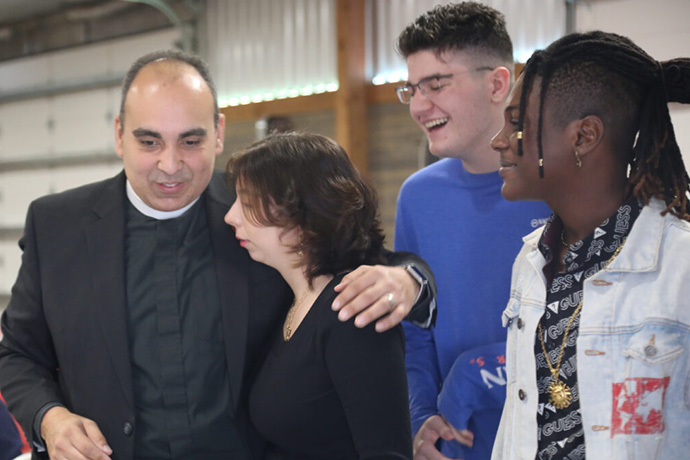 El Rev. Luis Ramírez conversa con jóvenes comunidad Metodistas Unidos/as de Baytown y Mont Belvieu. Foto cortesía de la Conferencia Anual de Tejas.