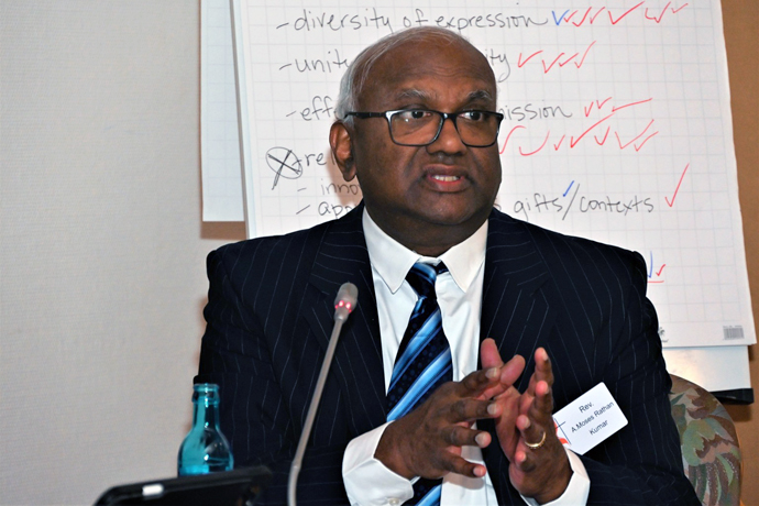O Rev. Moses Kumar, principal executivo da agência financeira da Igreja Metodista Unida, disse a Comissão Permanente sobre Assuntos da Conferência Central sobre o plano da agência de enviar um orçamento significativamente menor para a Conferência Geral em 2024. O orçamento exigiria uma redução de bispos em todo o globo. Isso tem relação com a proposta da comissão permanente de adicionar cinco bispos em África. Foto de Klaus Ulrich Ruof, Conferência Central da Alemanha.