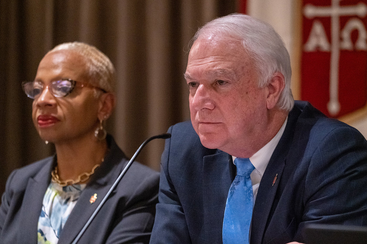 총감독회 회장인 토마스 J. 비커튼 감독이 시카고에서 열린 2023년 감독회의를 주재하고 있다. 왼쪽은 차기 회장에 지명된 동오하이오 연회의 트레이시 스미스 말론 감독이다. 총감독회는 2019년 이후 처음으로 4월 29일부터 5월 5일까지 대면회의를 갖고, 교단의 미래에 영향을 미칠 다양한 문제를 다루었다. 사진 제공, 루이지애나 연회 토드 로쓰나겔 목사.