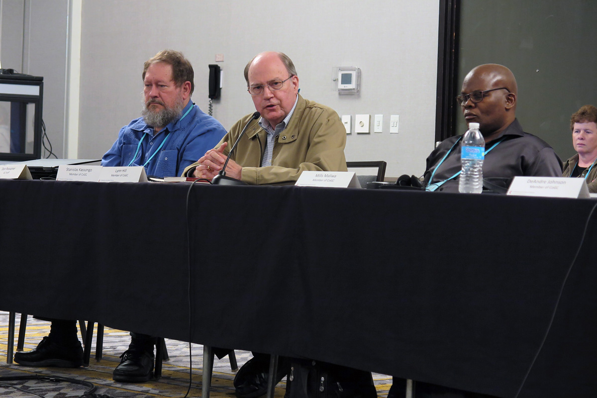 O Rev. Lynn Hill, presbítero aposentado da Conferência Tennessee-Western Kentucky, prega no culto de encerramento da reunião da Comissão da Conferência Geral em Florence, Kentucky. Hill é o presidente da comissão do programa da comissão. Ao lado dele estão Don Reasoner, que lidera a interpretação na Conferência Geral, e Mills Maliwa, um membro da comissão da África do Sul. Foto de Heather Hahn.