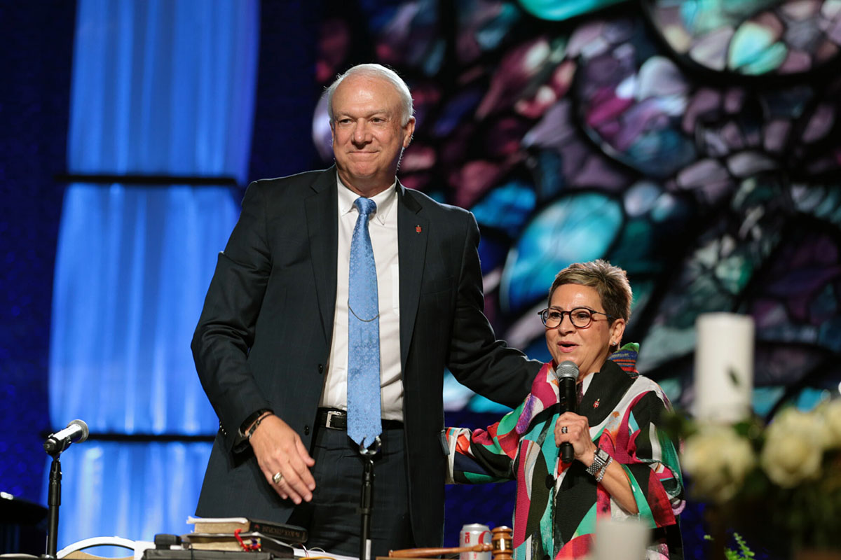 El presidente del Concilio de Obispos/as, Thomas Bickerton se une a la Obispa Cynthia Fierro Harvey de la Conferencia Anual de Tejas durante la reunión de la Conferencia Anual de Tejas celebrada del 28 al 31 de mayo en Hilton Americas, Houston. Incluso mientras lamentan la desafiliacion de las iglesias, ambos ven una energía renovada entre el pueblo metodista unido para la plantación de iglesias y la evangelización. Foto cortesía de la Conferencia Anual de Tejas. 