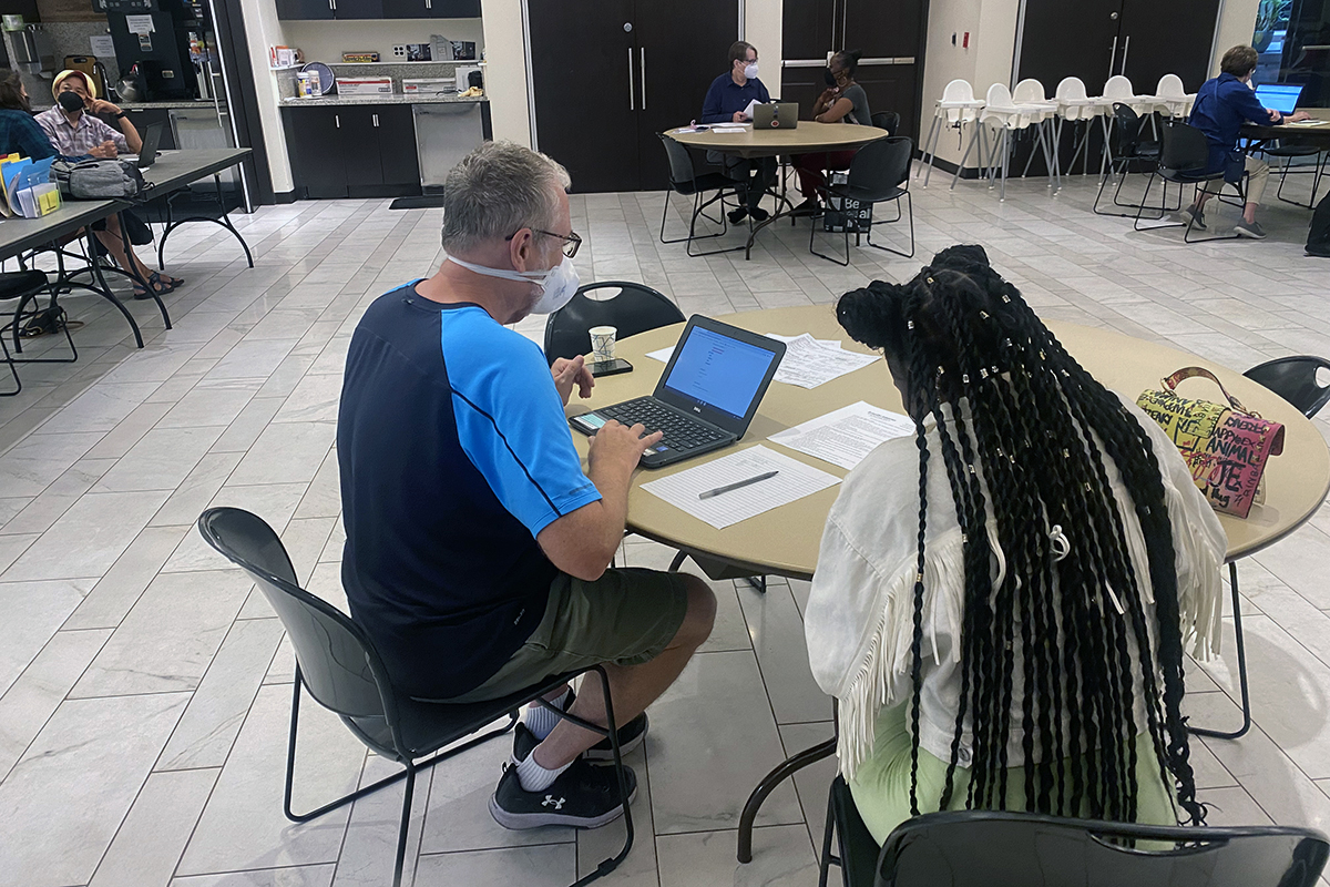 Voluntários do Ministério de ID na Igreja Metodista Unida Foundry em Washington, DC, fornecem consultas pessoais com os clientes. O programa foi criado para ajudar a proteger documentos como certidões de nascimento e cartões de previdência social para moradores de baixa renda e desabrigados. Foto de Jackie Wright, Igreja Metodista Unida Foundry. 