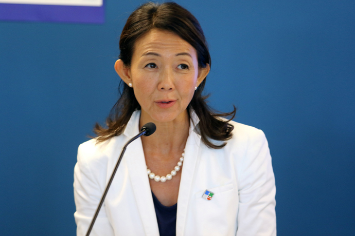 Christine Ahn, directora ejecutiva de Cruzada de Mujeres DMZ, agradece a los/as oradores/as y participantes en una conferencia celebrada en la Universidad George Washington en Washington, D.C. el 28 de julio. Como parte del evento de Movilización Nacional para Poner Fin a la Guerra de Corea, la conferencia contó con renombrados/as académicos/as de Corea y estrategas de paz. Foto del Rev. Thomas E. Kim, Noticias MU. 