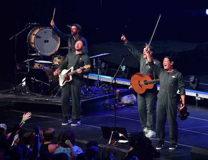 A banda folk cristã irlandesa Rend Collective se apresenta durante o Youth 2023, realizado de 25 a 28 de julho no Ocean Center em Daytona Beach, Flórida. Foto cortesia do Ministério de Discipulado.