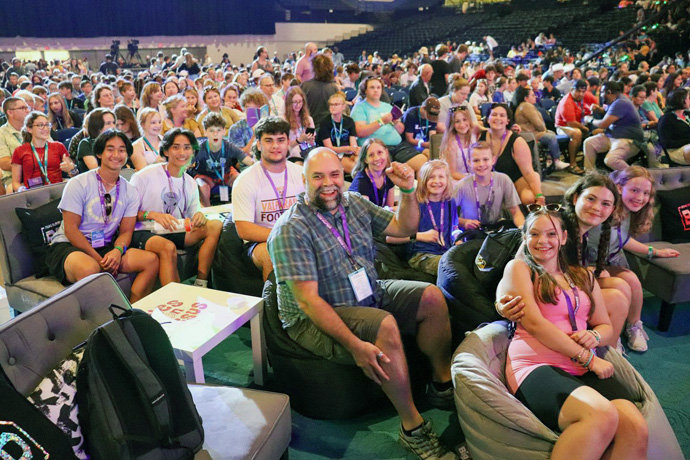 Mais de 2.500 participantes representando 44 estados dos EUA e cinco outros países se reuniram para o Youth 2023 no Ocean Center em Daytona Beach, Flórida, de 25 a 28 de julho. O evento de quatro dias incorporou adoração, workshops, estudo bíblico, tempo de comunhão e oportunidades de serviço. Foto cortesia do Ministério de Discipulado.