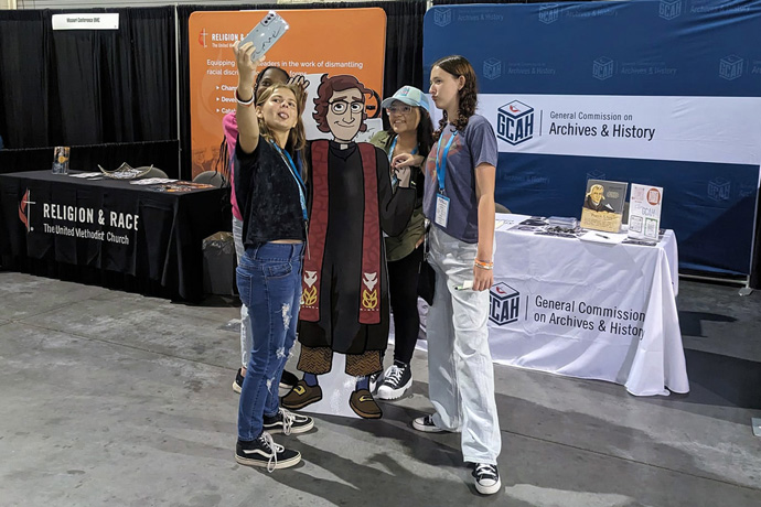 O fundador do Metodismo, John Wesley, entrou na diversão durante o Youth 2023, o evento juvenil quadrienal patrocinado pelo Ministério de Discipulado, realizado em Daytona, Flórida, de 25 a 28 de julho. Os jovens que participaram da conferência se divertiram tirando selfies com o recorte fornecido pela Comissão Metodista Unida de Arquivos e História. Foto de Ashley Boggan D., Arquivos e História.