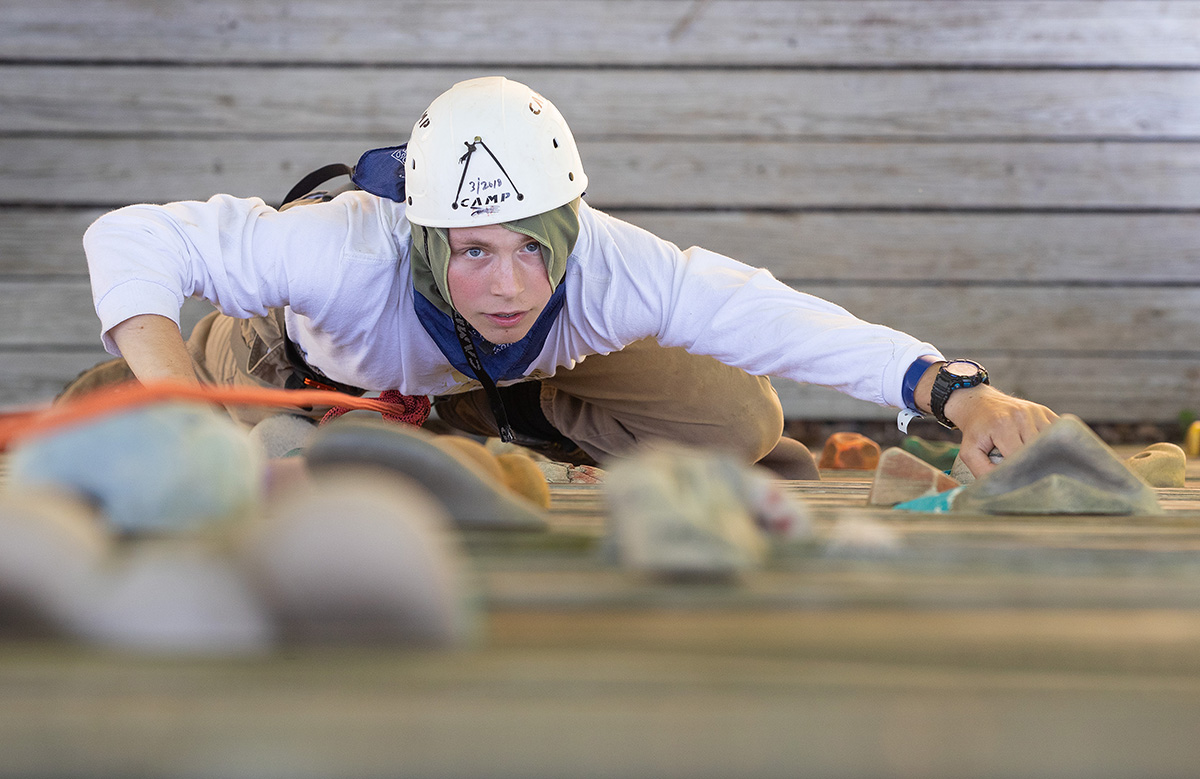 Colin Harward scales the climbing wall during a class at the Boxwell Scout Reservation in Lebanon, Tenn. Harward is a member of Boy Scout Troop 398, which is chartered by St. Mark’s United Methodist Church in Murfreesboro, Tenn. Photo by Mike DuBose, UM News.