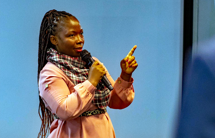 La Révérende Felizarda Filimone, présentatrice radio de la région épiscopale du Mozambique, s'exprime lors de la réunion annuelle du Réseau radiophonique méthodiste uni, qui s'est tenue du 19 au 21 juin à Johannesburg, en Afrique du Sud. Le réseau a voté à l'unanimité en faveur d'un changement de marque sous le nom de United Methodist Broadcast Network. Photo par Priscilla Muzerengwa, UM News.