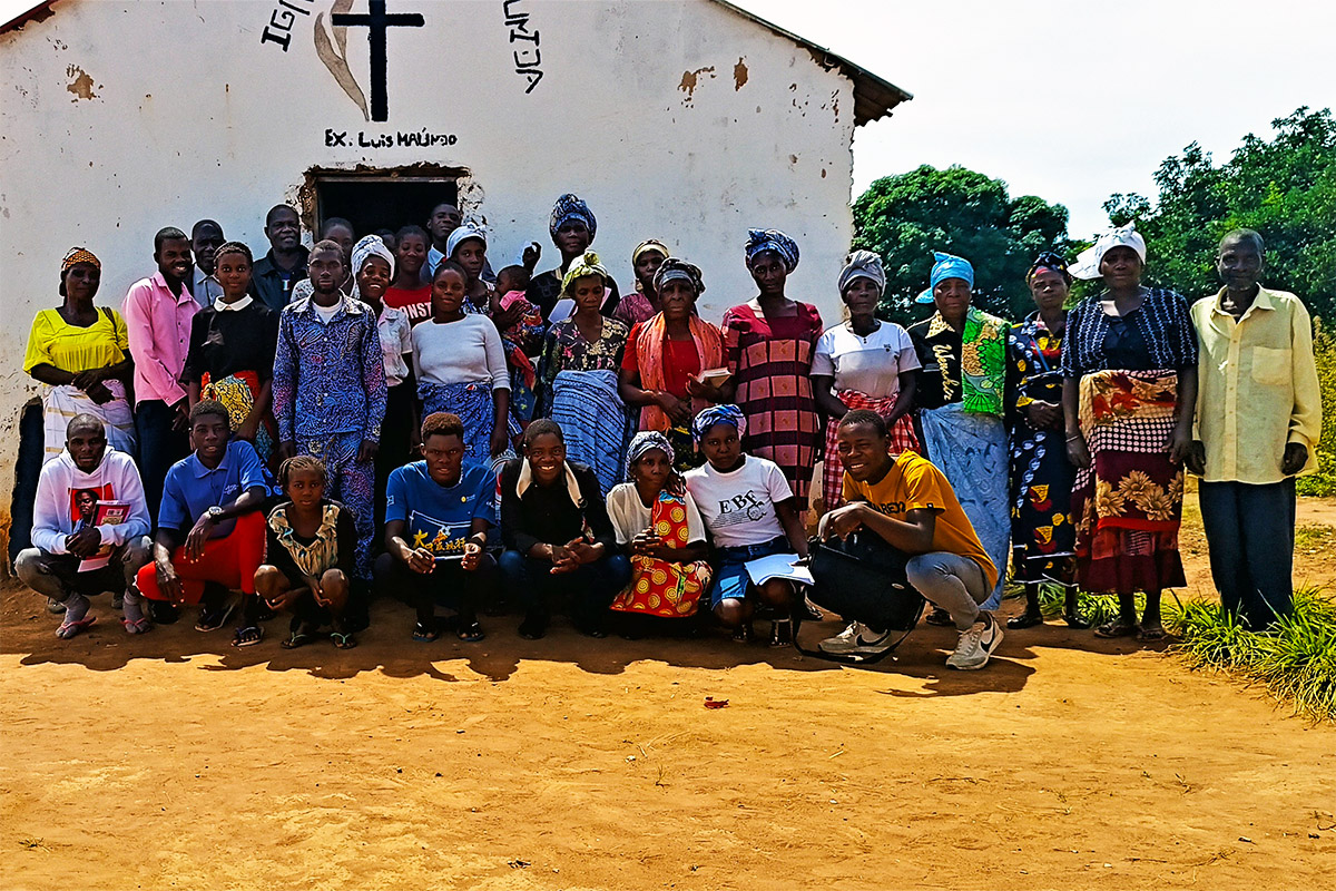Leigos e Clérigos tiram uma foto de família após a formação sobre elaboração e gestão de ciclos de projectos no Distrito do Quela e Cambundi Catembu. Malanje, foto de João Nhanga.