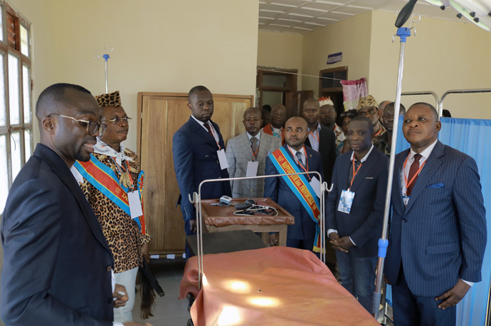 Damas Lushima (à gauche), coordonnateur de la santé pour l'Église Méthodiste Unie du Congo Est, parle devant l'Hôpital Général Méthodiste Uni de Tunda sur cette photo d'archive de juillet 2022. L'hôpital abrite un nouveau laboratoire de recherche sur la variole du singe qui sera utilisé pour examiner des échantillons du virus de la variole du singe sur place, étudier la propagation de la maladie et identifier les personnes à risque. Photo par Philippe Kituka Lolonga, UM News.