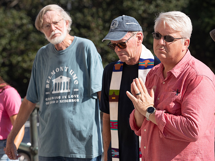 Los reverendos Paul Purdue a la derecha y Ken Edwards al centro se unen en oración con Mike Engle durante una vigilia de oración celebrada el 21 de agosto en el Capitolio del Estado de Tennessee en Nashville, en apoyo a la reforma al control de armas. Purdue es pastor principal de la Iglesia Metodista Unida Belmont en Nashville; Edwards es clérigo retirado de la Conferencia Anual Tennessee-Oeste de Kentucky; y Engle es defensor público en Nashville y miembro de Belmont. Foto de Mike DuBose, Noticias MU.