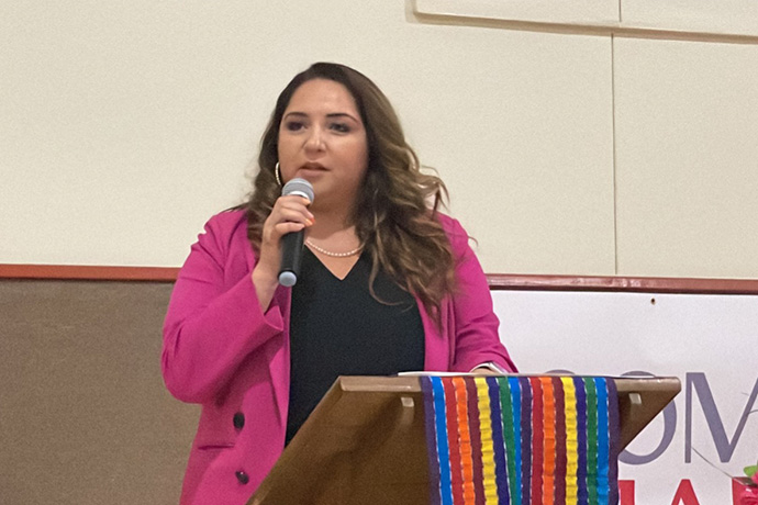 La congresista Delia Ramírez es la primera mujer metodista unida, de origen hispano-latino, en ser electa a la Cámara de Representantes del Congreso de los EE.UU., y una reconocida líder de MARCHA desde muy temprana edad.