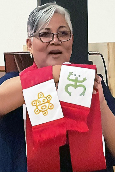 La obispa de la Iglesia Metodista de Puerto Rico, Revda. Lizzette Gabriel Montalvo, muestra la estola con símbolos de la cultura taina nativa de Puerto Rico y otras regiones de El Caribe, que MARCHA le obsequio en reconocimiento a su liderato y ministerio. Montalvo es la primera mujer consagrada como obispa en la iglesia puertorriqueña.