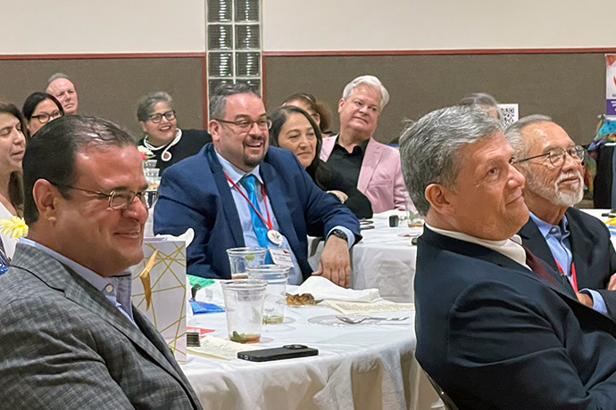 En la foto de izquierda a derecha las pastoras Esther Morales y Myriam Cortez, Jorge Berrios, Pilar Pérez, Obispo Héctor Burgos, Rev. Giovanni Arroyo, Migdiel Pérez, Rev. Eliecer Valentín y Obispo Elías Galván. Burgos, Arroyo y Galván, fueron galardonados por MARCHA en reconocimiento a su liderato en la denominación. Galván es el primer obispo hispano-latino, Burgos el primer obispo de origen puertorriqueño en ser consagrado y Arroyo es el primer latino en ser nombrado secretario general de una agencia metodista unida.