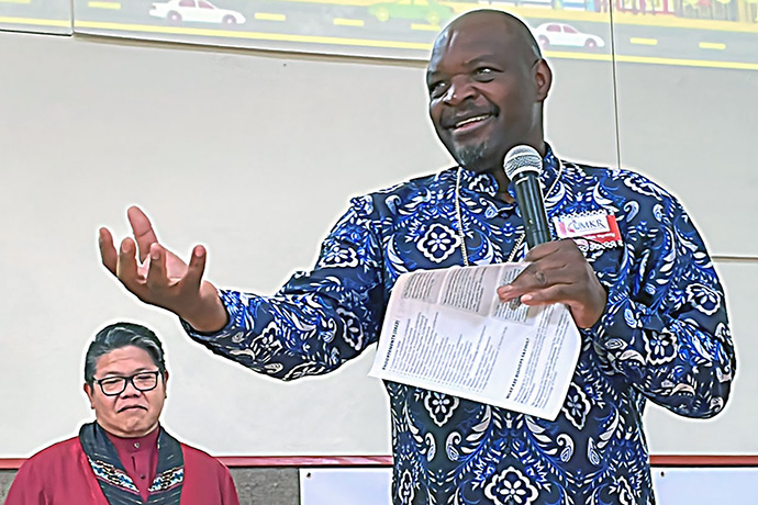 El Rev. Dr. Israel “Izzy” Alvaran (izquierda), coordinador de la Red de Ministerios de Reconciliación, y el Rev. Lloyd Nyarota, de la Conferencia del Este de Zimbabue, tuvieron la oportunidad de exponer una de las propuestas de restructuración legislativa de La Iglesia Metodista Unida para ser presentada en la Conferencia General de 2024, conocida como “Christmas Covenant” (Pacto de Navidad), la cual puede definirse como un plan de regionalización que comprenderá 5 áreas geográficas (una de las cuales es EE.UU.) y que otorgará más autonomía legislativa a cada una. Con ello se busca facilitar la contextualización de los ministerios de la iglesia de acuerdo a las realidades sociales, culturales y políticas, de cada país del mundo donde la iglesia tiene presencia.