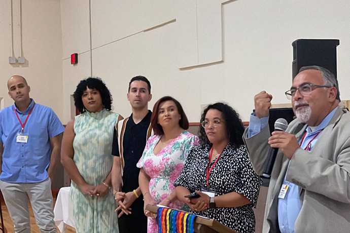 De izquierda a derecha miembros del Comité Ejecutivo de HYLA (Hispanic Youth Leadership Academy – Academia de Liderazgo Juvenil Hispano): Pastor Thiago Vieira, Dra. Yolanda Santiago Correa, Edwin Santos, Dra. Emma Escobar, Revda. Dorlimar Lebrón y el Rev. David Martínez, quien presentó el reconocimiento del caucus a esta organización, por su vigésimo aniversario de trabajo en la formación de lideres laicos/as y clérigos/as para los ministerios hispanos de La Iglesia Metodista Unida.
