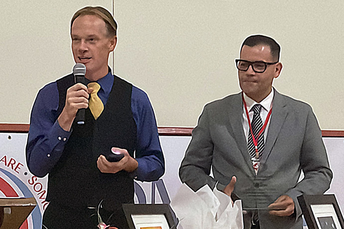 Dan Krause, Secretario General de UMCOM (Comunicaciones Metodistas Unidas) y el Rev. Gustavo Vasquez, Director de Noticias MU para la audiencia Hispano-Latina, recibieron el reconocimiento de MARCHA en nombre del servicio de noticias, por la labor de brindar información veraz, precisa y relevante sobre los ministerios que lidera la comunidad hispano-latina de La IMU a nivel global.