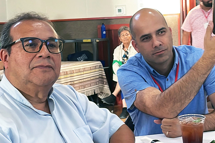 Los reverendos Juarez Gonçalves y Thiago Vieira presentaron una propuesta para considera, en la plenaria, el apoyo institucional para la creación de un caucus interjurisdiccional que atienda al pueblo brasileño. Juarez es el coordinador de los ministerios hispano-latinos en la Conferencia Anual de Massachussets y Vieira es pastor de una congregación local de la misma conferencia.