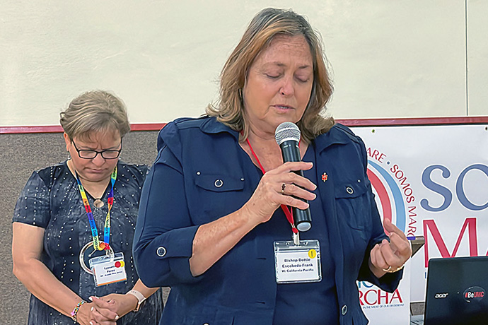 La Obispa Dottie Escobedo, líder episcopal de la Conferencia Anual de California-Pacífico la cual comprende la isla de Maui y el resto de las que integran el estado de Hawaii, dirigió a los/as participantes en una oración de acción de gracias e intercesión. Escobedo también compartió con la plenaria, noticias sobre los incendios de Maui y como la familia pastoral que atiende a las dos iglesias metodistas unidas en esa isla hawaiana, pudo sobrevivir, aunque los templos y la casa pastoral quedaron destruidas.