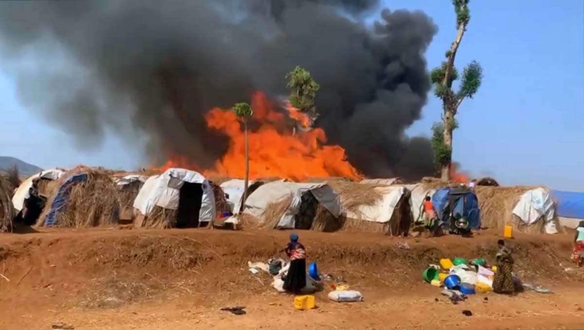 Un incendie ravage le camp de déplacés de Malicha le 19 août dans la province du Sud-Kivu au Congo. L'Église Méthodiste Unie de l'Est du Congo lance un appel à l'aide pour les 45 000 personnes sans abri à la suite de deux incendies dans les camps de Malicha et de Bushushu. Photo de Philippe Epanga, avec l'aimable autorisation du Bureau de Gestion des Catastrophes de la Région Épiscopale du Congo Est.