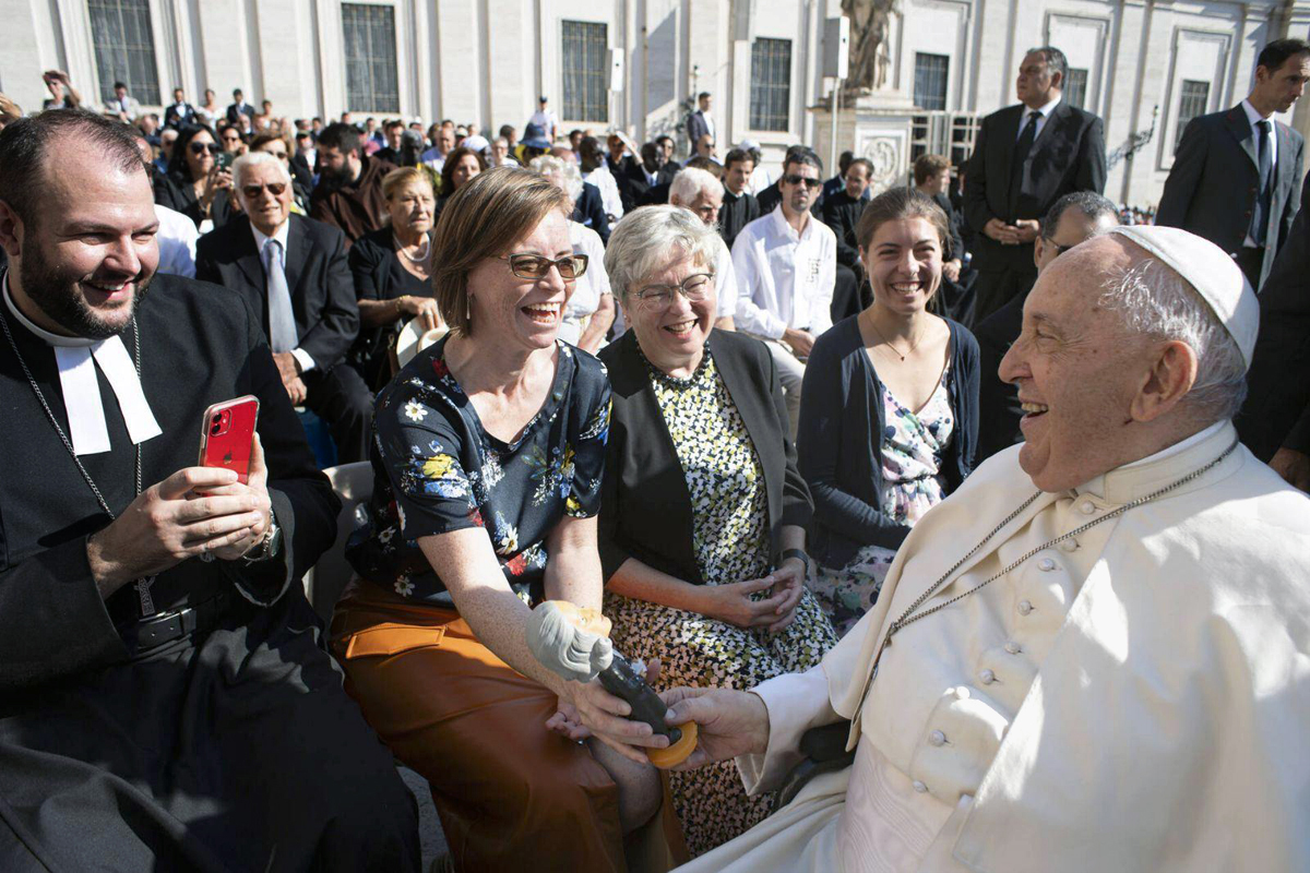 El Papa Francisco sostuvo el muñeco de Juan Wesley que le regaló Ashley Boggan D., alta ejecutiva de la Comisión Metodista Unida de Archivos e Historia, durante la audiencia general del Papa el 6 de septiembre en la Plaza San Pedro en la Ciudad del Vaticano. Foto cortesía de la Oficina Ecuménica Metodista de Roma.  