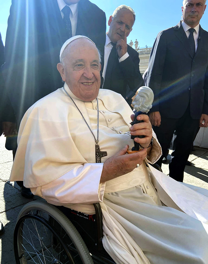 O Papa Francisco segura o bobblehead John Wesley dado a ele por Ashley Boggan D., alta executiva da Comissão Metodista Unida de Arquivos e História, durante a audiência geral do papa em 6 de setembro na Praça de São Pedro, na Cidade do Vaticano. Foto cortesia do Escritório Ecumênico Metodista de Roma.