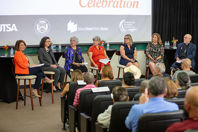 Panelistas discuten la vida de Jovita Idár durante la celebración del 14 de septiembre por la moneda emitida por la Casa de la Moneda en honor a la periodista y activista mejicoamericana, una fiel metodista. La celebración tuvo lugar en el campus del centro de la Universidad de Tejas en San Antonio. Foto cortesía de la Conferencia Anual de Río Tejas