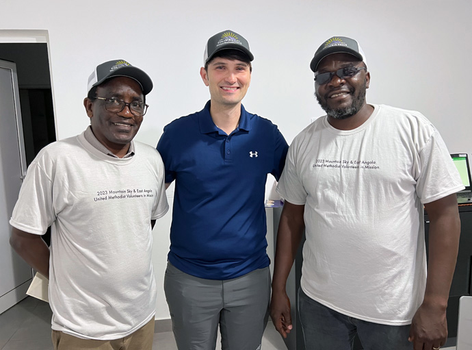 Uma parceria entre a Conferencia de Mountain Sky e a do Leste de Angola está comemorando 20 anos. "Existem conexões naturais de cuidar da terra, cultivar sua própria comida, cuidar da comunidade," disse o Rev. Jared Stine, pastor de Columbia Falls Igreja Metodista Unida em Columbia Falls, Mont., e um membro da equipe que visitou em Julho. Na foto da esquerda estão o missionário Ken Koome, Stine e o missionário Kutela Katembo. A Conferencia de Mountain Sky apoia o trabalho de Koome e Katembo no Leste de Angola. Foto cedida pelo Rev. Jared Stine.