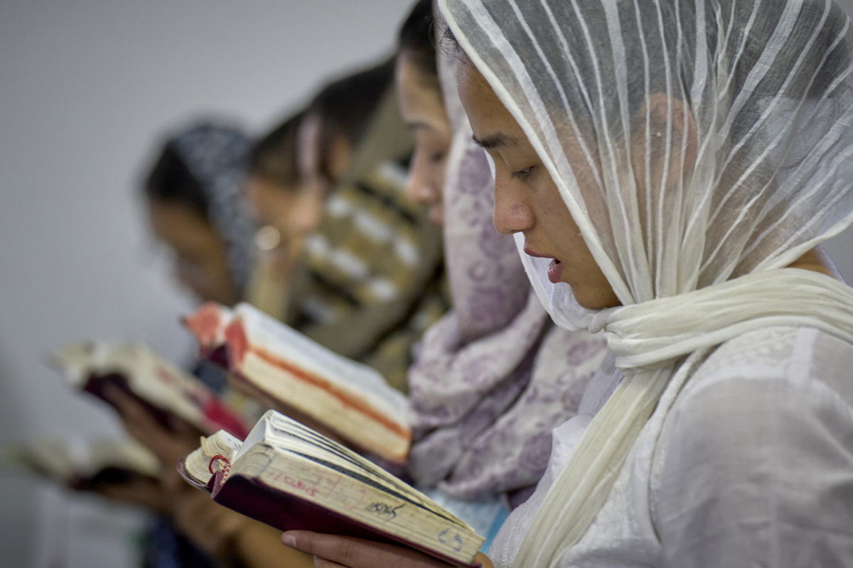 Una mujer leyó la Biblia durante el culto del 20 de mayo en la Iglesia Metodista Unida de Hebrón en Lalitpur, Nepal. Aunque las restricciones oficiales al trabajo religioso crean desafíos para los/as líderes de la iglesia en el país del sur de Asia, los/as trabajadores/as migrantes están regresando del extranjero con una fe sólida que vigoriza la pequeña comunidad cristiana allí. Foto de Paul Jeffrey, Noticias MU.