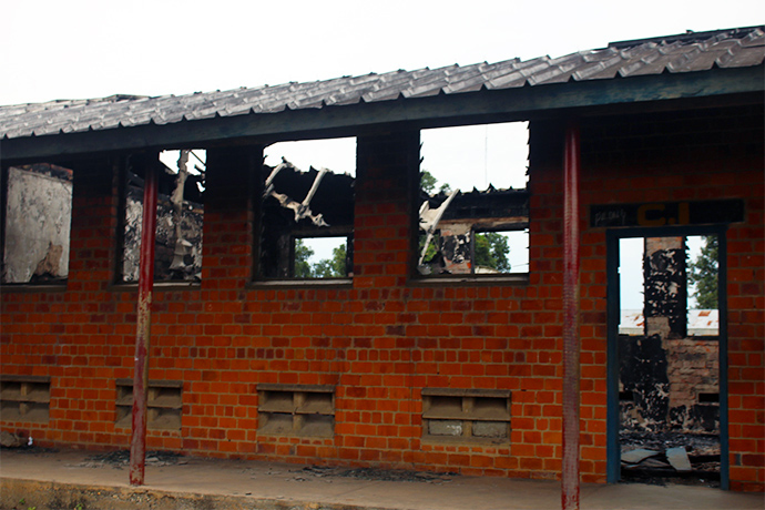 Un incendie à l'Institut Supérieur Pédagogique de Wembonyama au Congo Central a causé des dommages considérables, y compris la perte complète du laboratoire de l'école et d'une grande partie de son équipement informatique. L'Église Méthodiste Unie du Congo a collecté plus de 12 000 dollars pour reconstruire le laboratoire et remplacer 45 ordinateurs portables. Photo par François Omanyondo, UM News.