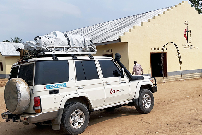 Chaque évêque de la Conférence Centrale du Congo, qui comprend quatre régions épiscopales méthodistes unies couvrant six pays d'Afrique centrale, a reçu un SUV grâce au soutien financier du United Methodist Board of Global Ministries. Ici, l'un des Land Cruiser se trouve devant l'église méthodiste unie Victor Wetchi dans le district de Kibombo au Congo. Photo par Chadrack Londe, UM News.