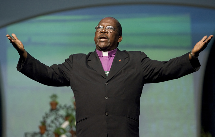 O Bispo João Somane Machado de Moçambique (à direita) prega num culto matinal durante a sessão de 25 de Abril de 2008 na Conferência Geral da Metodista. O Bispo Machado faleceu em 25 de Outubro. Foto de arquivo de Mike DuBose, UM News.