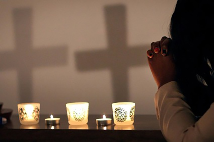 Los/as cristianos/as entienden la oración como comunicación espiritual con Dios. La meditación puede ser una práctica específica que nos lleva a la oración o puede ser una experiencia espiritual separada. Ilustración fotográfica de Kathleen Barry, Comunicaciones Metodistas Unidas.