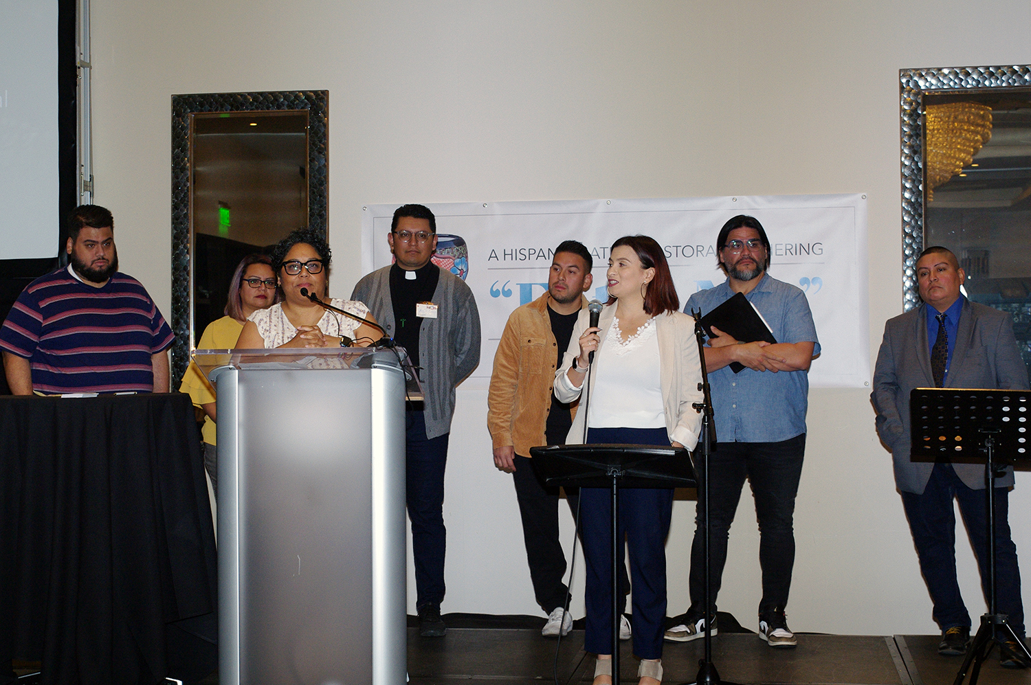 Jóvenes pastores/as y laicos/as bilingües y biculturales, compartieron sus reflexiones sobre un programa de formación que viene gestando el Plan, para capacitar a líderes de la iglesia que respondan a las realidades cambiantes y diversas de las comunidades hispano-latinas. De izquierda a derecha Ian Urriola, Miriam Peralta, Mayuris Pimentel, Angel Rivero, Noel Gabriel López, Emma Escobar, Juan Garay y Leo Bishop Dedios.   