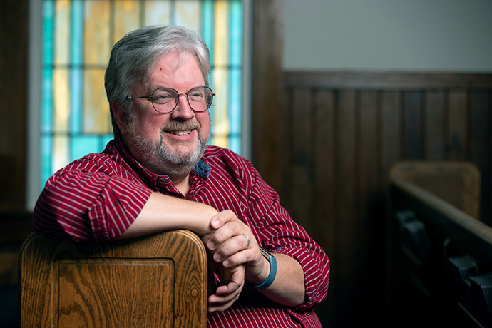 El Rev. C. Don Jones espera que su libro “El Sol Todavía Brilla: La Leyenda de un Pastor Borracho” ayude a otras personas que luchan contra la adicción a darse cuenta de que hay ayuda disponible para ellos/as. Foto de Mike DuBose, Noticias MU.