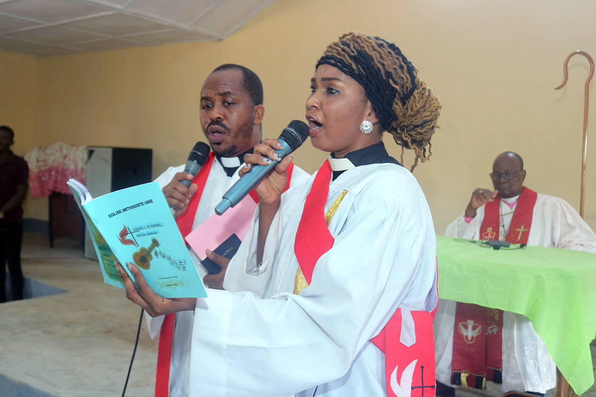 Le révérend Aquilas Soronaka et la diacre Cynthia Priscillia Soronaka chantent "The Voice of the Lord Calls Me" (La voix du Seigneur m'appelle). L'ordination du couple a marqué un moment historique pour l'Eglise Méthodiste Unie en République Centrafricaine. Photo par Chadrack Tambwe Londe, UM News.